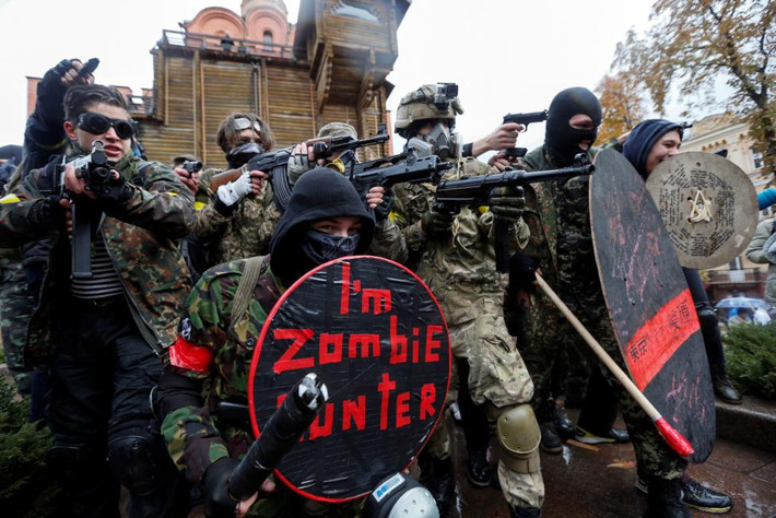 Các nam thanh niên hóa trang thành những thợ săn xác sống ở Kiev, Ukraine. Ảnh Reuters