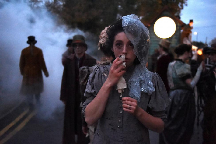 Các thành viên nhóm biểu diễn đường phố đang tham gia buổi lễ diễu hành Halloween ở Galway, Ireland. Ảnh Reuters