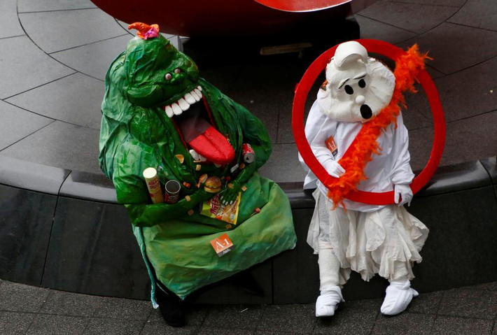 Hai bạn trẻ tham gia lễ hội hóa trang Halloween đang ngồi nghỉ ở ven đường ở Kawasaki, nam Tokyo. Ảnh Reuters