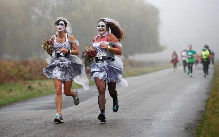 Hình ảnh vui nhộn trong một cuộc thi chạy dịp Halloween ở công viên Richmond, London, Anh. Ảnh Reuters