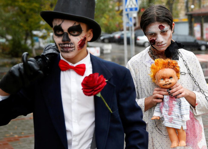 Hai thành viên hóa trang thành những xác sống trong lễ hội kinh dị Halloween ở Kiev. Ảnh Reuters