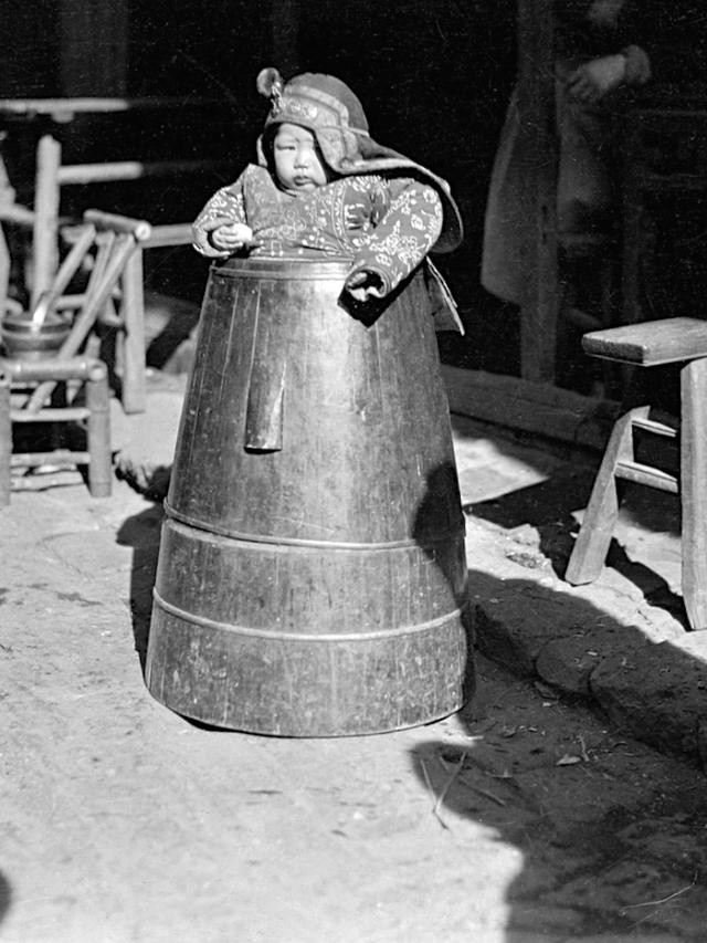 Một bé gái ở Hàng Châu năm 1917. Ảnh Sina
