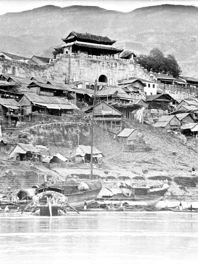 Khu vực ven sông với các thuyền chài của người dân ở Trùng Khánh năm 1917. Ảnh Sina