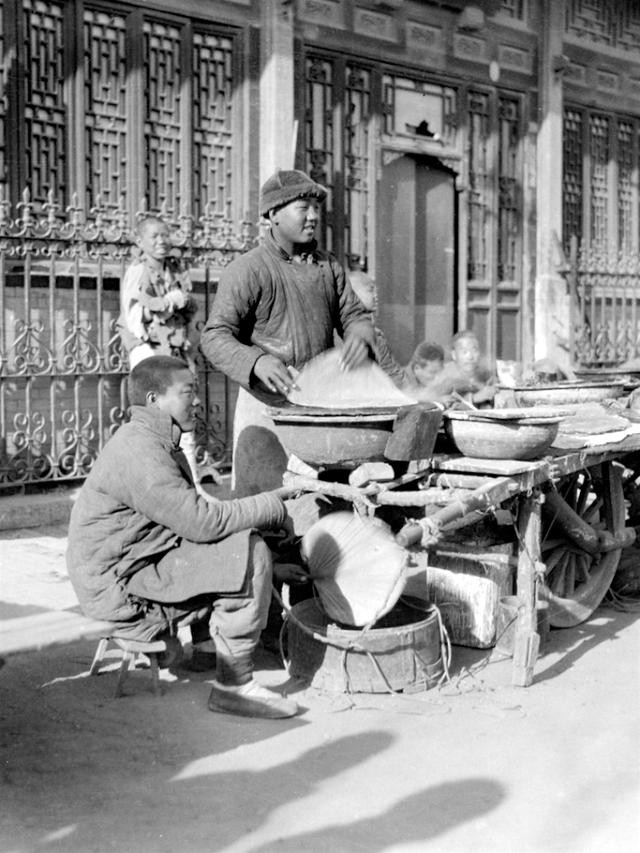 Người dân buôn bán trên đường phố Bắc Kinh ở Trung Quốc năm 1917. Ảnh Sina