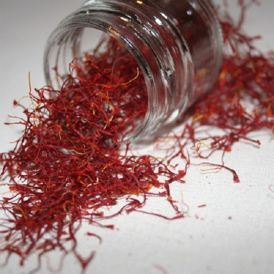 1. Saffron 11 USD/gram (233 ngàn VNĐ/gram): Là một trong những chất đắt giá nhất hành tinh, Saffron là một chất giúp tạo mùi thơm cho các món ăn và các loại bánh. Saffron được bán ra dưới 2 dạng là bột và sợi nhỏ, tùy theo mục đích sử dụng của người dùng.