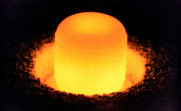 Plutonium rất độc hại và dễ cháy nhưng số lượng trong tự nhiên khá ít nên dẫn tới việc giá thành của chất này rất cao và được các quốc gia đưa vào danh sách những chất được bảo quản và sử dụng theo những chế độ hết sức nghiêm ngặt.