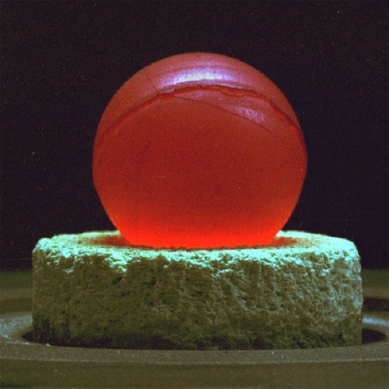 10. Plutonium: 4000 USD/gram (84,7 triệu VNĐ/gram): Plutonium là một nguyên tố phóng xạ nổi tiếng với vai trò tạo ra năng lượng hạt nhân thông qua phản ứng nhiệt hạch - cả trong thời bình (các nhà máy điện hạt nhân) và trong chiến tranh (bom hạt nhân).