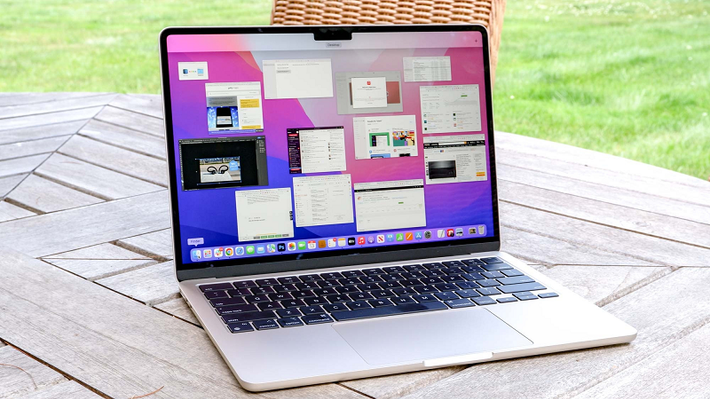 1. MacBook Air 15 inch: Vào tháng 6/2022, phóng viên Mark Gurman của Bloomberg cho biết Apple đang phát triển MacBook Air 15 inch để ra mắt vào đầu năm nay.