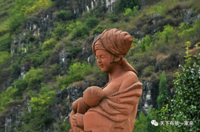 Bí thư thôn cho biết, gia đình họ Đổng sống phía bắc cổ mộ có mẹ và hai con đều nối tiếp nhau qua đời vì ung thư, mấy hộ sống ở phía đông cũng tự nhiên mắc bệnh mà chết, còn trẻ con sinh ra đã có mấy đứa bị câm điếc.