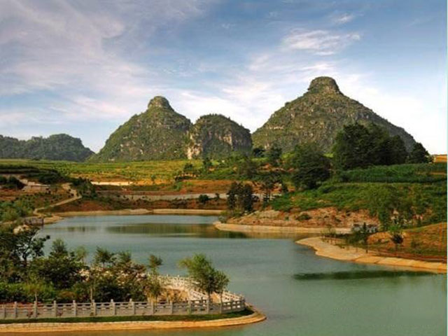 1. Bí ẩn lời nguyền núi Song Nhũ Phong: Song Nhũ Phong ở tỉnh Sơn Đông là địa danh thu hút nhiều du khách bởi ngoại hình đặc biệt giống như bầu ngực của người phụ nữ. Phía Tây ngọn núi có tấm bia ghi: “Trước thôn có ngọn Song Nhũ Phong, mặc dù tầm vóc không to lớn nhưng cũng mang lại bình an cho dân làng, giữa thôn này và ngọn núi có mạch nối nếu động vào mạch này, tai họa khôn lường”.