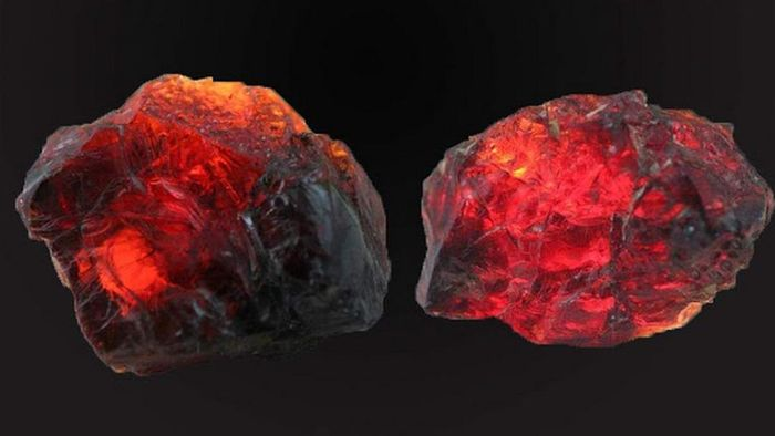 Khoáng chất hiếm thứ hai trên thế giới là painite, tinh thể hình lục giác có màu đỏ sậm. Dù hiện nay có thể tìm thấy dễ dàng hơn trước, khoáng chất này vẫn cực hiếm.