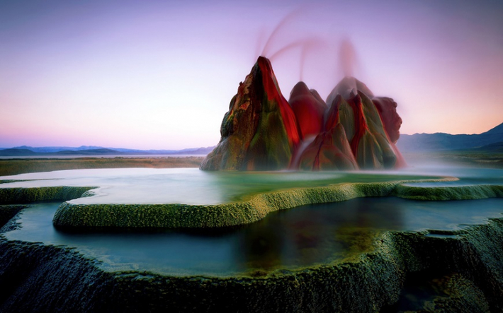 2. Mạch nước phun Fly Geyser (Mỹ): Mạch nước phun Fly là một trong những địa điểm du lịch nổi tiếng của Mỹ với nét đẹp huyền bí và kỳ lạ. Tọa lạc tại vùng “Sa mạc Đen” thuộc tiểu bang Nevada.