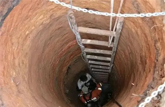 Sau khi đào đến độ sâu 13m, ông phát hiện một dòng suối cá với lượng cá dồi dào và chất lượng thịt thơm ngon, thu hút sự chú ý của dân làng và du khách.(Ảnh:DNVN)