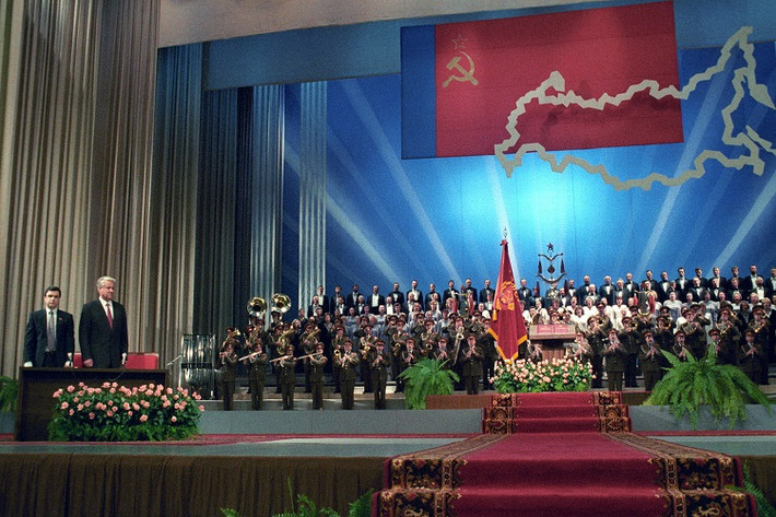 Ở thời điểm đó nhà nước Liên Xô vẫn còn tồn tại, trước khi nó chính thức tan rã vào tháng 12/1991 chỉ 5 tháng sau khi Tổng thống Yeltsin nhậm chức. Ảnh: Russia Beyond.
