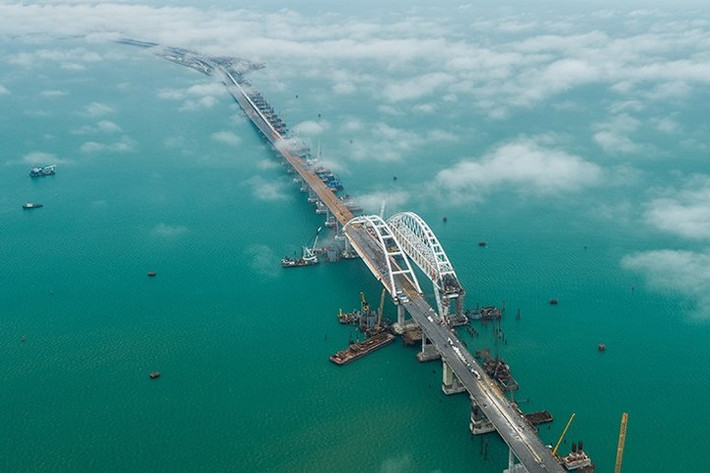Cây cầu Crimea lịch sử nhìn từ trên cao. Ảnh: RT.