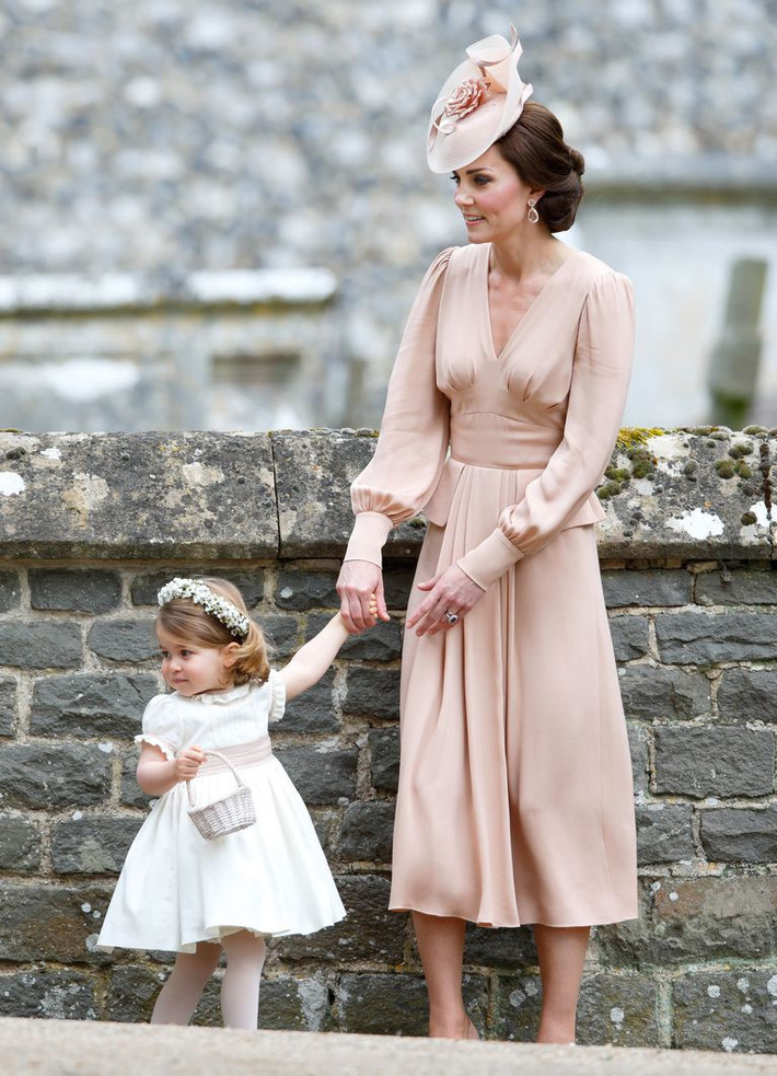 Chiếc váy màu hồng nhạt ngọt ngào được Kate Middleton mặc đến dự lễ cưới em gái Pippa Middleton hồi năm ngoái cũng là thiết kế của thương hiệu nổi tiếng nước Anh. Tuy nhiên, bên cạnh tủ đồ hiệu, công nương cũng sở hữu những trang phục bình dân của nhãn hàng Tây Ban Nha, Thụy Điển.