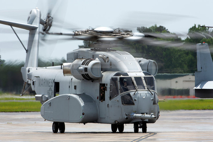 The Business Insider, trong tuần vừa qua Thủy quân Lục chiến Mỹ vừa đưa vào trang bị chiếc CH-53K King Stallion tại căn cứ không quân của lực lượng này tại Bắc Carolina. Được biết, trước khi CH-53K xuất hiện các biến thể của dòng trực thăng vận tải quân sự hạng nặng CH-53 Sea Stallion đã phục vụ trong Quân đội Mỹ suốt 50 năm. Nguồn ảnh: Business Insider.