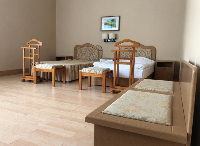 Nhà báo Nga Zhdanov đánh giá thực phẩm ở đây khá ngon với nhiều hoa quả tươi trong bữa sáng và cua biển cho bữa tối. Ảnh: Căn phòng nơi các nhà báo nghỉ ngơi.