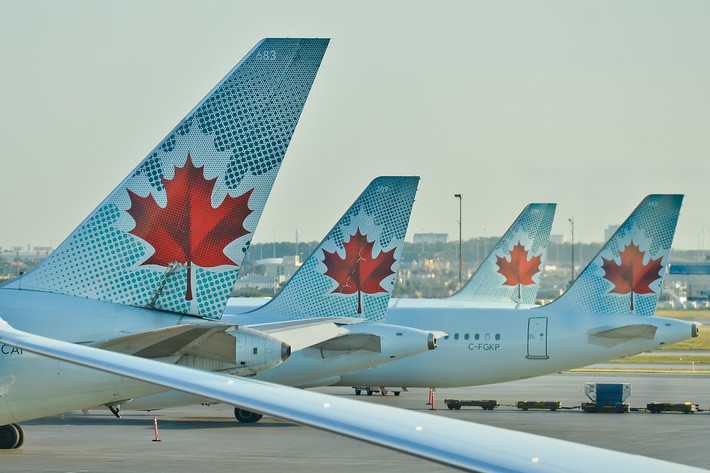 Canada: Một chiếc máy bay của hãng hàng không Canada Air chuẩn bị va chạm với 4 chiếc khác sau khi hạ cánh nhầm đường băng tại sân bay San Francisco tháng 8/2017. Chiếc Airbus 320 chỉ cách 4 chiếc máy bay đang đậu khoảng 20 m. Ảnh: Getty.