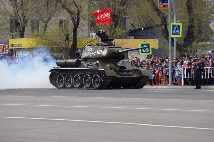 Xe tăng T-34/85 của Hồng quân Liên Xô trên đường phố Ussuriysk vào sáng nay 9/5. Nguồn ảnh: Bộ Quốc phòng Nga.