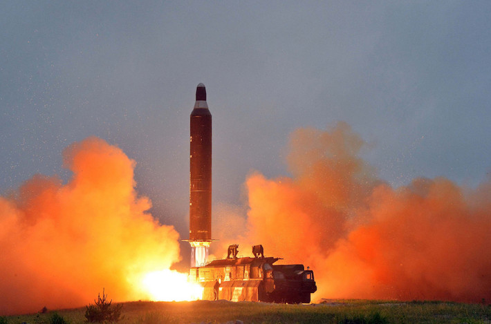 Tên lửa Hwasong-10, hoặc Musudan/BM-25 là tên lửa đạn đạo tầm trung được thử nghiệm thành công vào tháng 6/2016, có tầm hoạt động từ 3.000 – 4.000 km, mang theo đầu đạn 650 – 1250 kg. (Ảnh: KCNA)