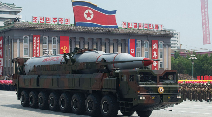 Tên lửa Rodong-1, hoặc Hwasong-7, được cho là phát triển từ tên lửa R-17 Elbrus của Liên Xô, có tầm hoạt động từ 1.200 đến 1.500 km, mang theo đầu đạn 650 – 1.200 kg, được Triều Tiên thử nghiệm vào các năm 2006, 2014 và 2016. (Ảnh: KCNA)