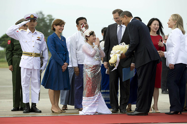 Cựu Tổng thống Mỹ Barack Obama và bà Hillary Clinton (khi đó là Ngoại trưởng Mỹ) tại sân bay quốc tế Yangon, Myanmar, năm 2012. Ảnh: Sputnik.