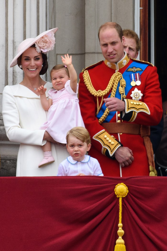 Chiếc váy yêu thích được Kate Middleton diện thêm một lần tại buổi lễ mừng sinh nhật tuổi 91 của Nữ hoàng Elizabeth II hồi 2017. Nữ tính, trang nhã, tinh tế là hình ảnh gắn liền với Middleton kể từ khi trở thành thành viên của gia đình hoàng gia. Cô nhiều lần góp mặt trong danh sách biểu tượng thời trang của Anh quốc cũng như thế giới, do các tạp chí bình chọn.