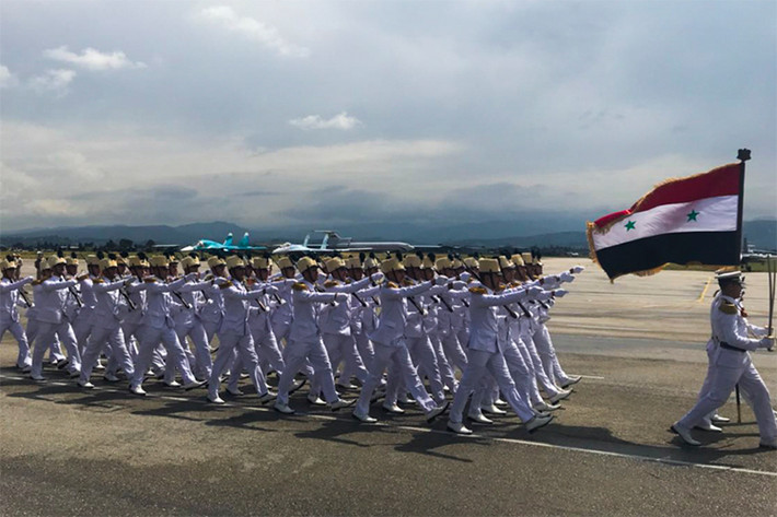 Trong ảnh đội hình diễu binh đại diện cho Quân đội Syria tại căn cứ Khmeimim trong lễ duyệt binh 9/5. Nguồn ảnh: Bộ Quốc phòng Nga.