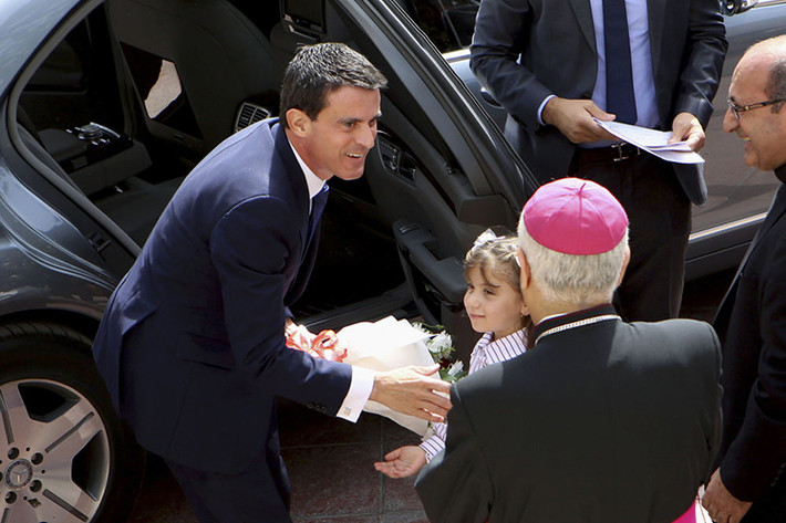 Thủ tướng Pháp Manuel Valls nhận bó hoa từ một bé gái trong chuyến thăm nhà thờ Công giáo ở Amman, Jordan, năm 2015. Ảnh: Sputnik.