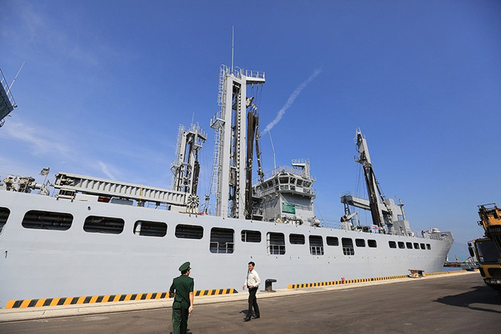 Nhiệm vụ chính của INS Shakti trong Hải quân Ấn Độ là hỗ trợ hậu cần trên biển cho nhóm tàu hoặc biên đội tàu khi tác chiến tầm xa. So với các tàu chiến khác, INS Shakti chỉ được trang bị hệ thống vũ khí phòng vệ cơ bản với bốn tổ hợp pháo phòng không cao tốc AK-630. Nguồn ảnh: Viettimes.
