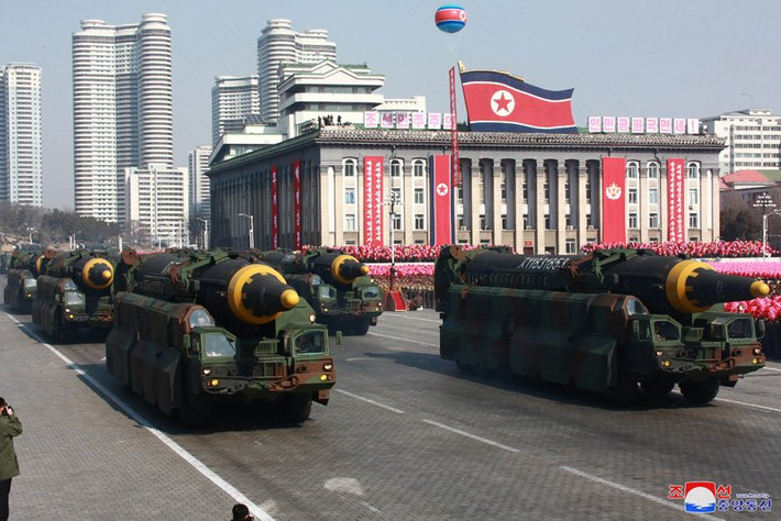 Tên lửa Hwasong-12 là tên lửa đạn đạo liên lục địa với tầm hoạt động ước tính từ 3.700 đến 6.000 km, được Triều Tiên thử thành công 3 lần trong năm 2017, có khả năng mang đầu đạn 500-600 kg. (Ảnh: KCNA)