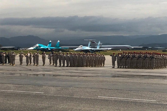 Theo Bộ Quốc phòng Nga, trong hôm 9/5 theo giờ Syria các lực lượng vũ trang Nga tại Syria đã tổ chức lễ duyệt binh kỷ niệm 73 năm Ngày Chiến thắng phát xít, tuy nhiên so với năm ngoái quy mô của lễ duyệt binh năm nay có phần được thu hẹp hơn. Nguồn ảnh: Bộ Quốc phòng Nga.