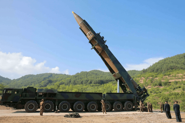 Tên lửa đạn đạo liên lục địa Hwasong-14 được Triều Tiên thử nghiệm thành công 2 lần trong năm 2017, có tầm hoạt động ước tính từ 6.700 đến 10.000 km và có khả năng mang đầu đạn 500 kg. (Ảnh: KCNA)