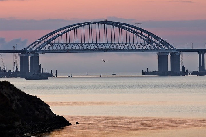 Cảnh cầu Crimea/Kerch lúc chiều tà. Ảnh: TASS.