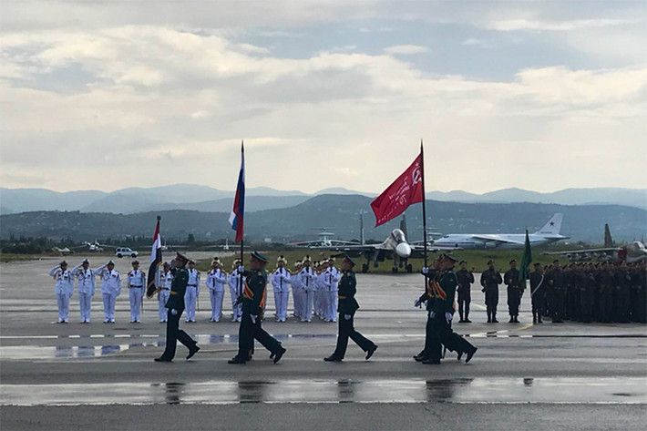 Theo các chuyên gia phân tích sở dĩ các hoạt động chào mừng Ngày Chiến thắng tại các căn cứ của Nga tại Syria có phần hạn chế hơn trước là nhằm đảm bảo an toàn trước nguy cơ các khu vực này bị tập kích vốn xảy ra liên tục tại căn cứ Khmeimim và Tartus. . Nguồn ảnh: Bộ Quốc phòng Nga.
