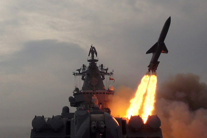 Tên lửa P-500 Bazalt (NATO định danh là SS-N-12 Sandbox) nặng 4,8 tấn, dài 11,7m, mang đầu đạn hạt nhân hoặc thuốc nổ thường 1 tấn. Sức mạnh của đầu đạn thường P-500 thừa sức khiến tàu sân bay hạt nhân Mỹ mất sức chiến đấu chỉ bằng một phát bắn. Tên lửa đạt tầm bay tới 550km, tốc độ bay siêu thanh Mach 2,5, trang bị đầu tự dẫn radar chủ động. Nguồn ảnh: arms-expo.