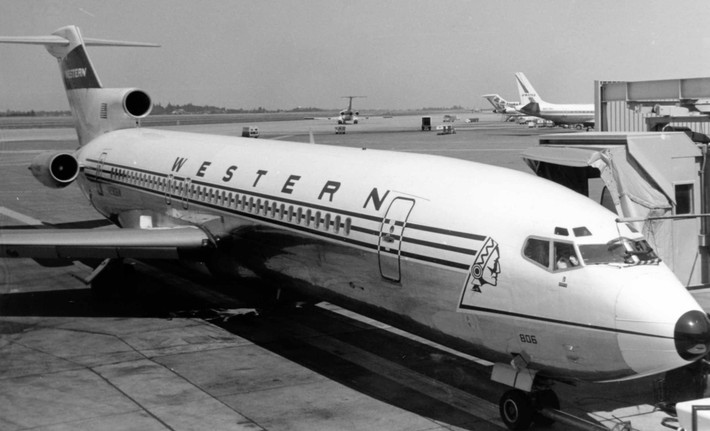 Mexico: Tháng 10/1979, máy bay McDonnell Douglas DC-10 của hãng Western Airlines hạ cánh xuống một đường băng đang bảo trì tại sân bay quốc tế Mexico City. Vụ tai nạn khiến 73 người thiệt mạng, trong đó có một nhân viên bảo dưỡng khi chiếc máy bay trên va chạm với phương tiện người này đang sử dụng. Ảnh: Piergiuliano Chesi.
