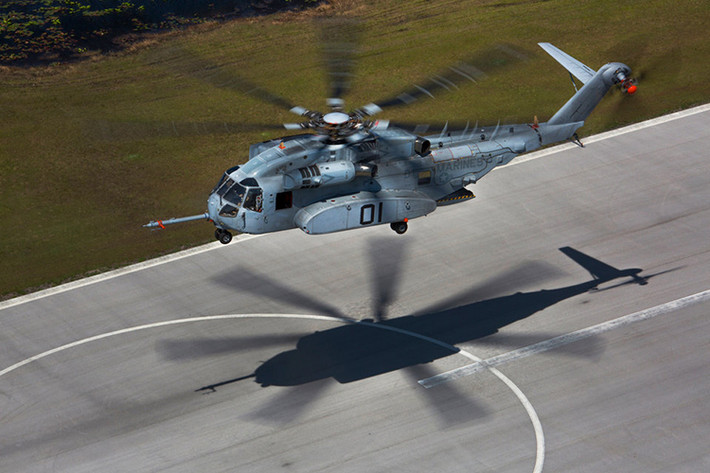 Về thiết kế của CH-53K, nó có chiều dài tổng thể hơn 30 mét, cao hơn 8.5 mét. Chiếc trực thăng này được trang bị tới ba động cơ T408-GE-400 với công suất mỗi chiếc lên đến 230 mã lực. Nguồn ảnh: Business Insider.