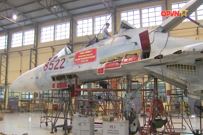 Trong suốt một thời gian dài việc sửa chữa, tăng hạn sử dụng máy bay Su-27 của Việt Nam phải phụ thuộc vào các nhà máy nước ngoài, do đó khi bắt đầu tự sửa chữa lớn cho Su-27 Nhà máy A32 gặp rất nhiều khó khăn. Thử thách đầu tiên là việc tháo rã toàn bộ máy bay để kiểm tra tất cả linh kiện, phụ kiện từ khung thân vỏ, động cơ máy bay... Nguồn ảnh: QPVN.