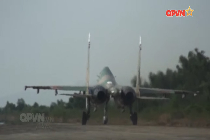 Hình ảnh Su-27 “8526” cất cánh bay thử nghiệm sau quá trình sửa chữa đại tu và tăng hạn tại Nhà máy A32. Nguồn ảnh: QPVN.