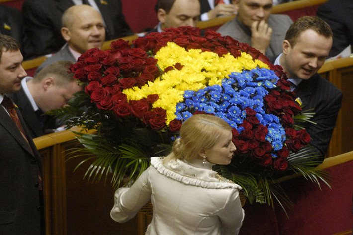 Cựu thủ tướng Ukraine Yulia Tymoshenko bất ngờ khi nhận được bó hoa tượng trưng cho bản đồ Ukraine tại Quốc hội vào năm 2007. Ảnh: Sputnik.
