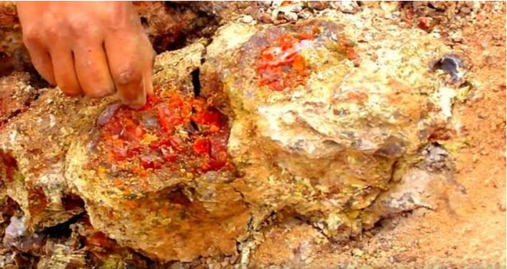 "Kho báu" mà nhóm công nhân người Mexico đã tìm thấy là một tảng đá opal lửa có màu đỏ máu, một loại đá quý đẹp nhất trên Trái đất.