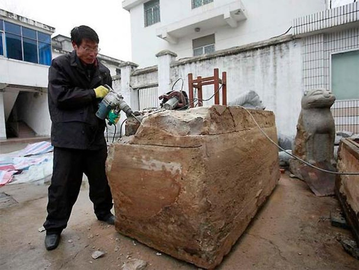 Trong hai quan tài các nhà nghiên cứu của Bảo tàng Thái Châu thấy hai bộ xương, trang phục thời Minh và đồ tùy táng.