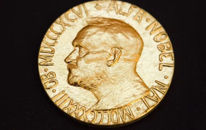 Câu chuyện kịch tính này kể về việc hòa tan huy chương Nobel vàng để tránh cho Đức Quốc xã chiếm đoạt chúng trong Thế chiến II.