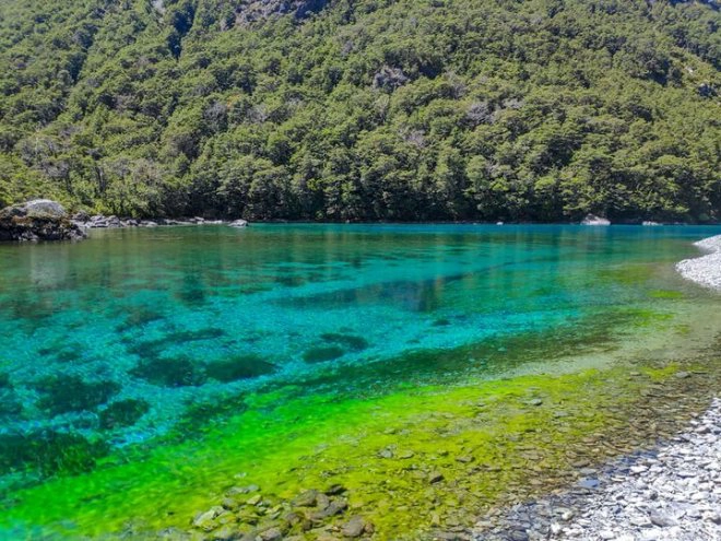 Với một diện tích khoảng 1,7 km², hồ Rotomairewhenua được hình thành từ nước sông vàng, một dạng nước tuyết tan chứa ít tạp chất và không có chất rong rêu.