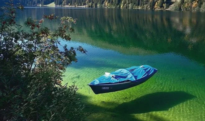 Hồ nước Rotomairewhenua, còn được gọi là Blue Lake, là một địa điểm thiên nhiên tuyệt đẹp nằm ở khu vực Nelson Lakes, Nam Đảo Nam của New Zealand.