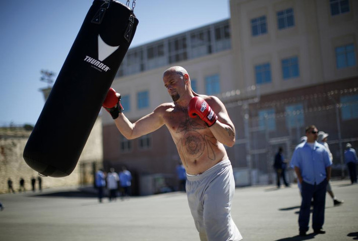 Phạm nhân Chris Willis (34 tuổi) - thụ án ở nhà tù liên bang San Quentin, California - tập đấm bốc ở sân tập thể dục ngoài trời.
