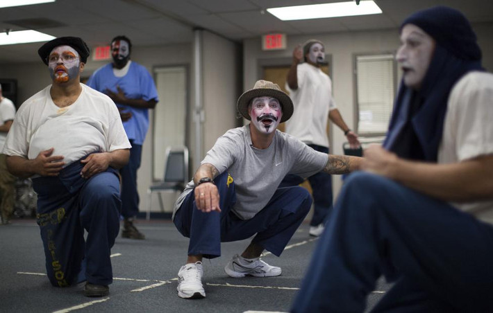Các tù nhân ở trung tâm cai nghiệm California (Norco, California) tham gia hội thảo “Commedia Dell’Arte”, một hoạt động nằm trong khuôn khổ Dự án The Actors’Gang Prison.