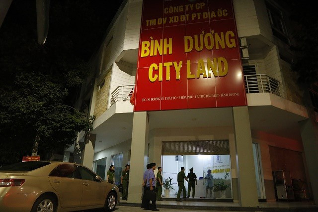 Qua khám xét trụ sở Công ty Bình Dương City Land, lực lượng chức năng đã thu giữ nhiều tài liệu liên quan để phục vụ quá trình điều tra. Hiện vụ việc đang được cơ quan chức năng điều tra, làm rõ.